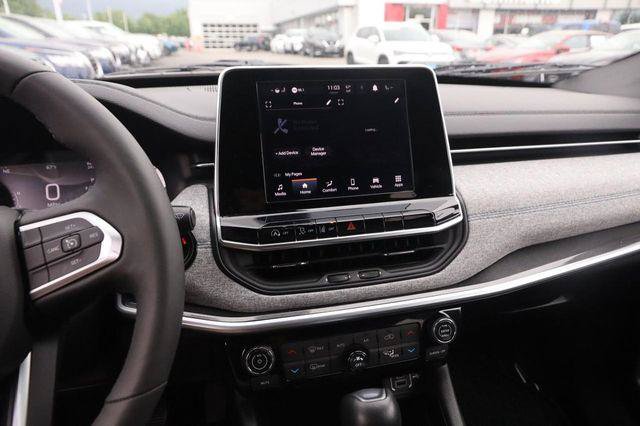 Used 2025 Jeep Compass Latitude w/ Sun & Sound Group AWD/4WD image 16