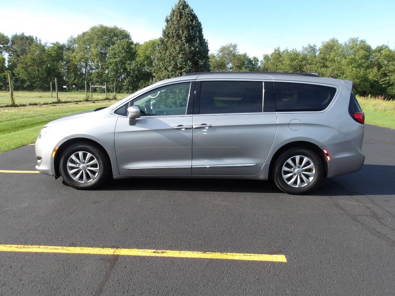 Used 2017 Chrysler Pacifica Touring-L FWD image 10