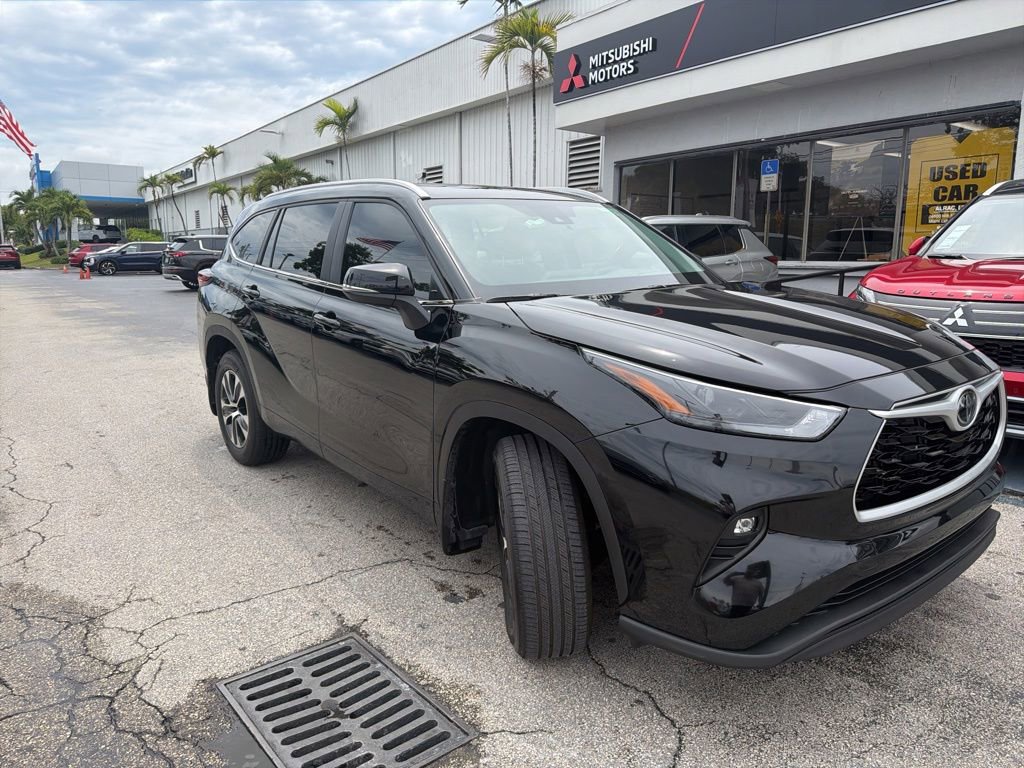 Used 2025 Toyota Highlander XLE FWD image 3