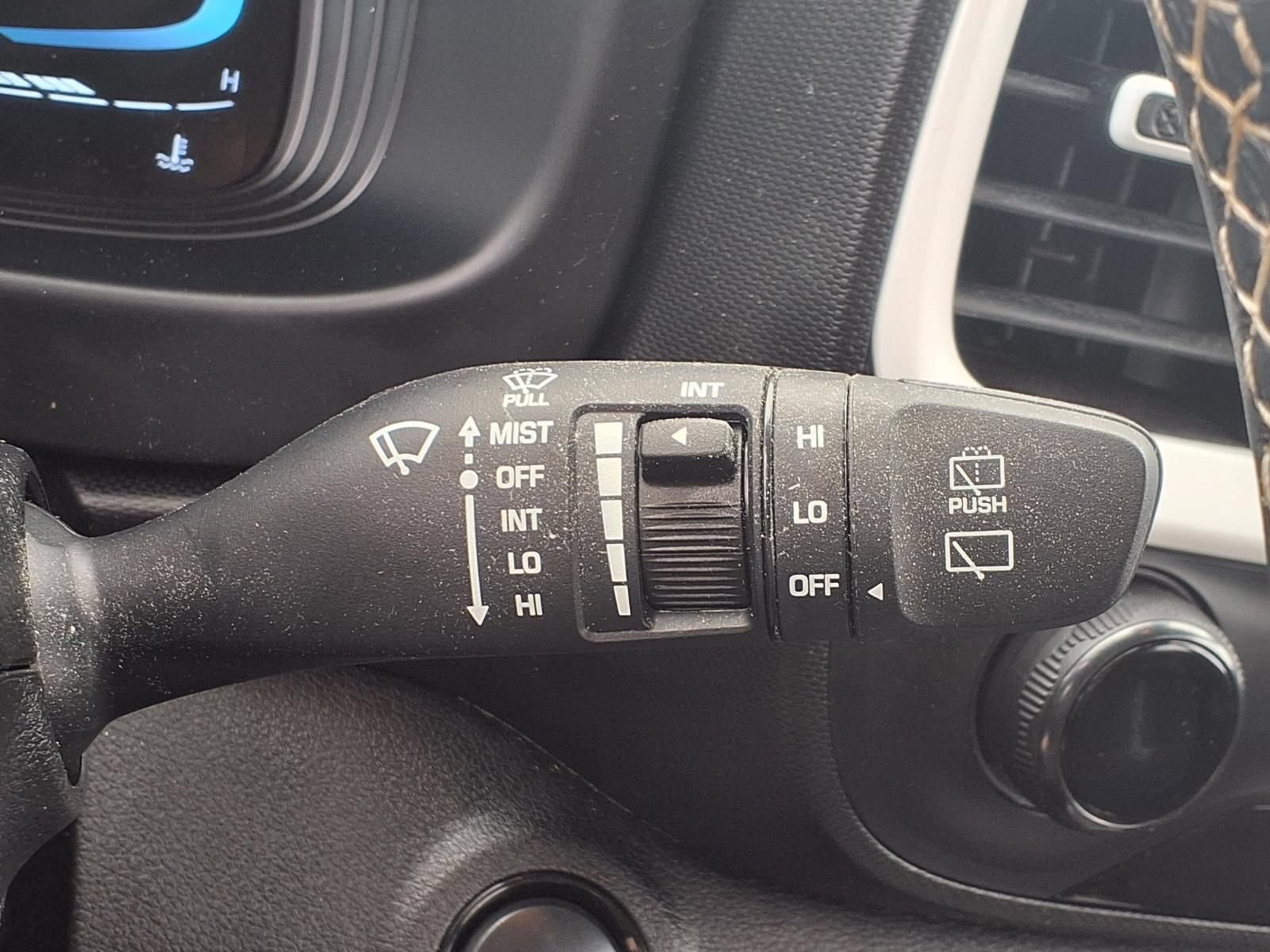 Used 2024 Hyundai Venue Limited FWD image 16