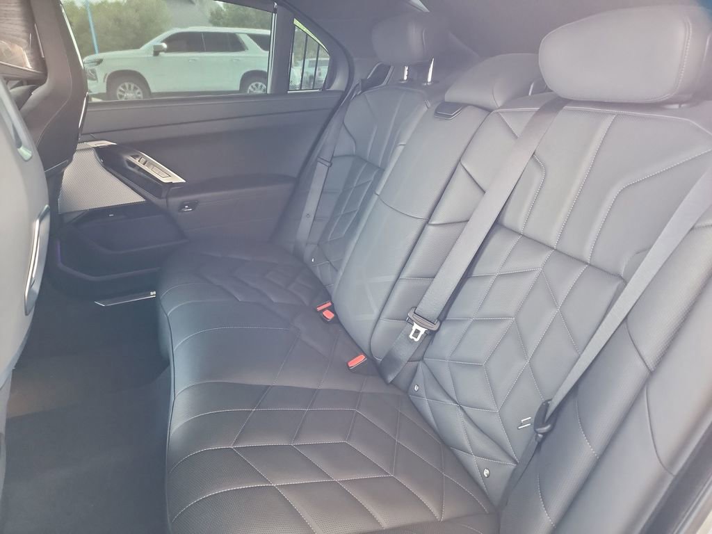 Used 2023 BMW 740i w/ Executive Package image 38