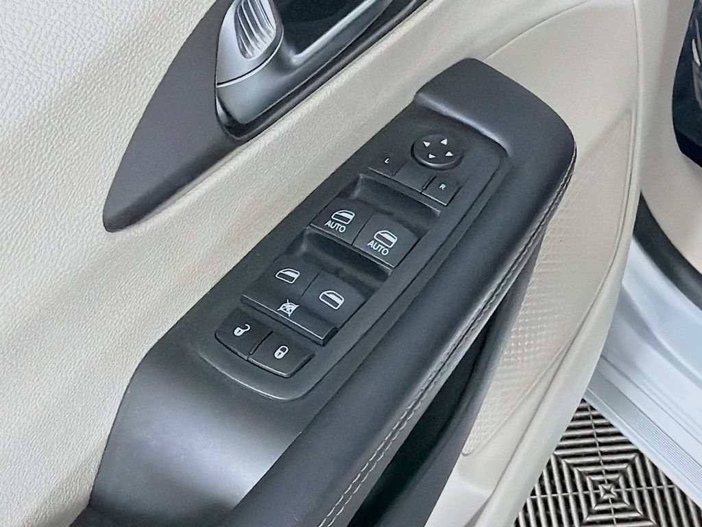 Used 2023 Chrysler Pacifica Touring-L FWD image 17