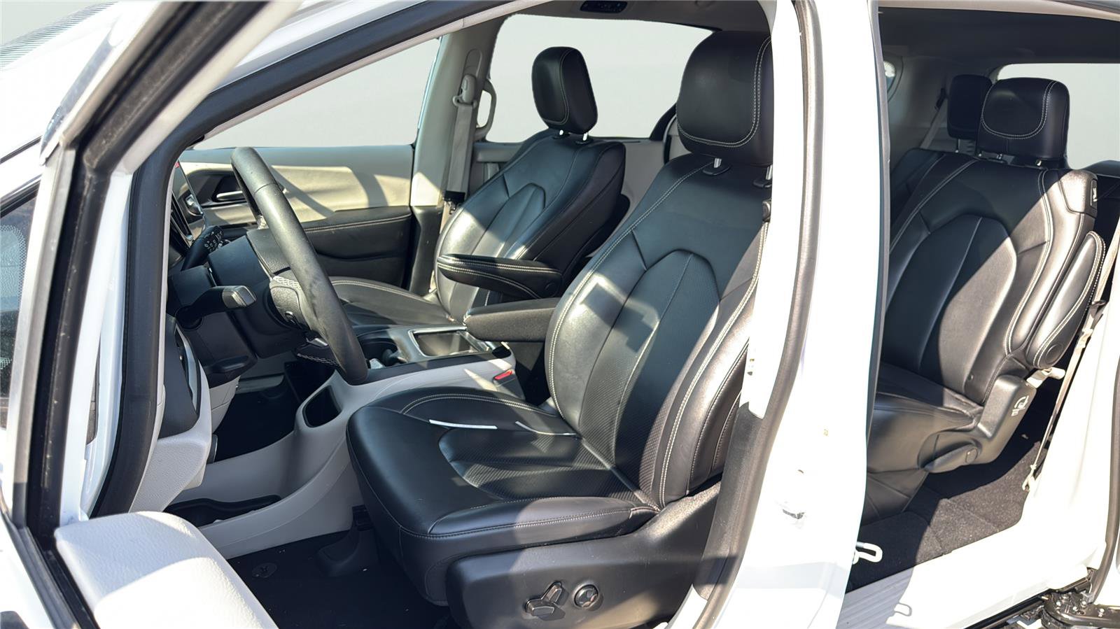 Used 2024 Chrysler Pacifica Touring-L FWD image 11