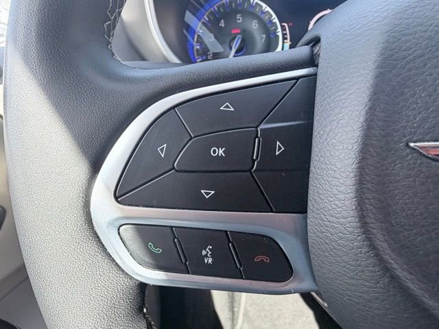 Used 2024 Chrysler Pacifica Touring-L image 9
