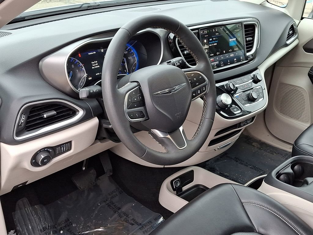 Used 2023 Chrysler Pacifica Touring-L image 27