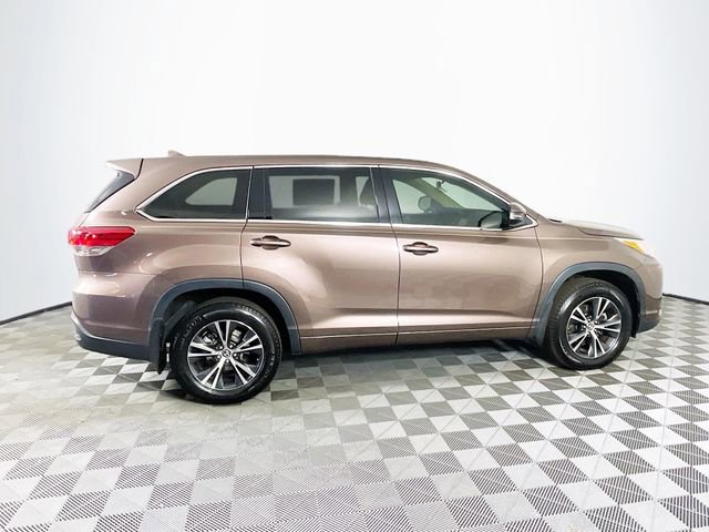 Used 2017 Toyota Highlander Plus AWD/4WD image 9