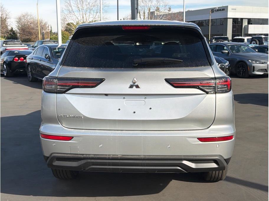 New 2026 Mitsubishi Outlander ES FWD image 6
