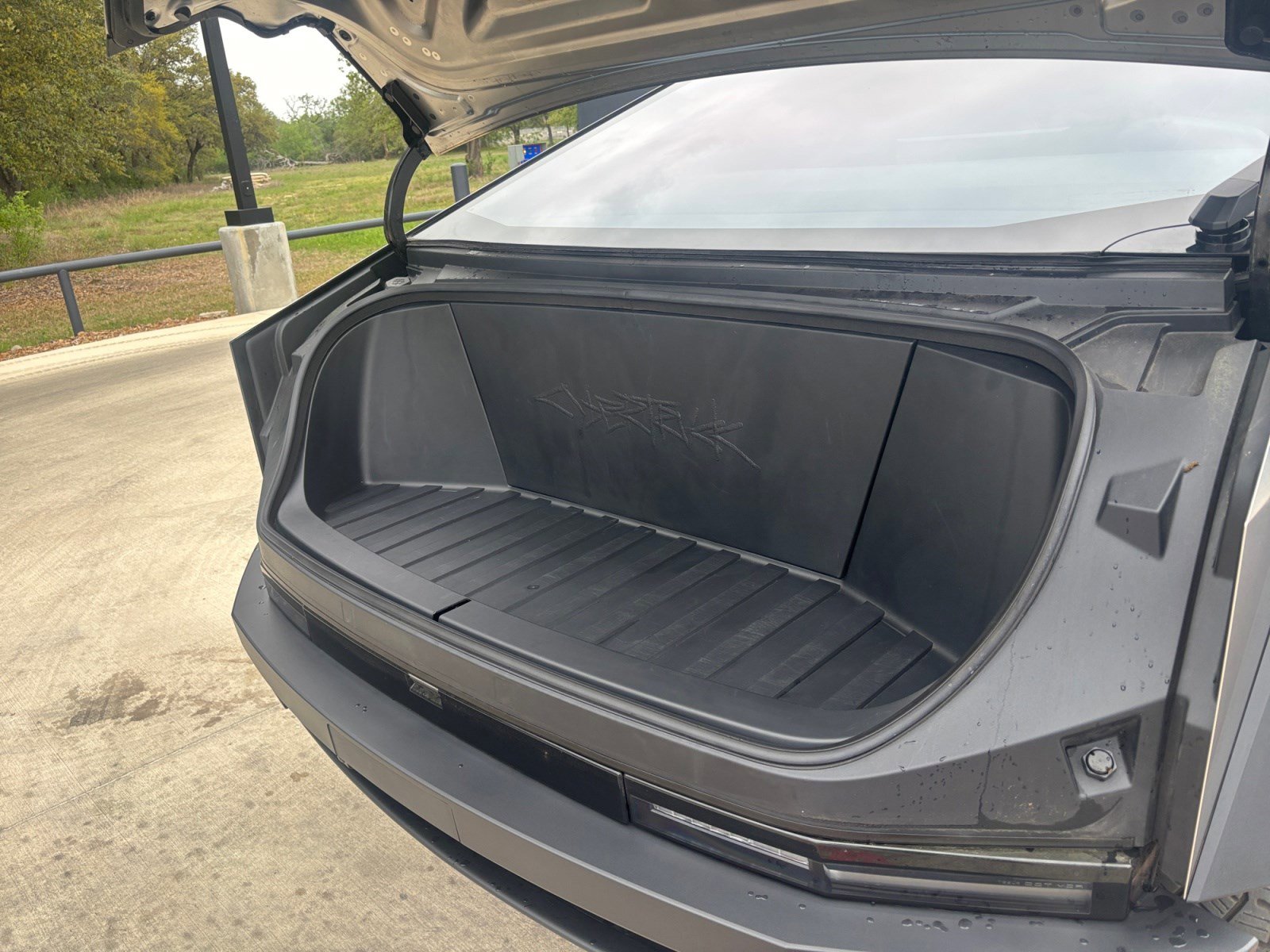 Used 2024 Tesla Cybertruck AWD Crew Cab image 17