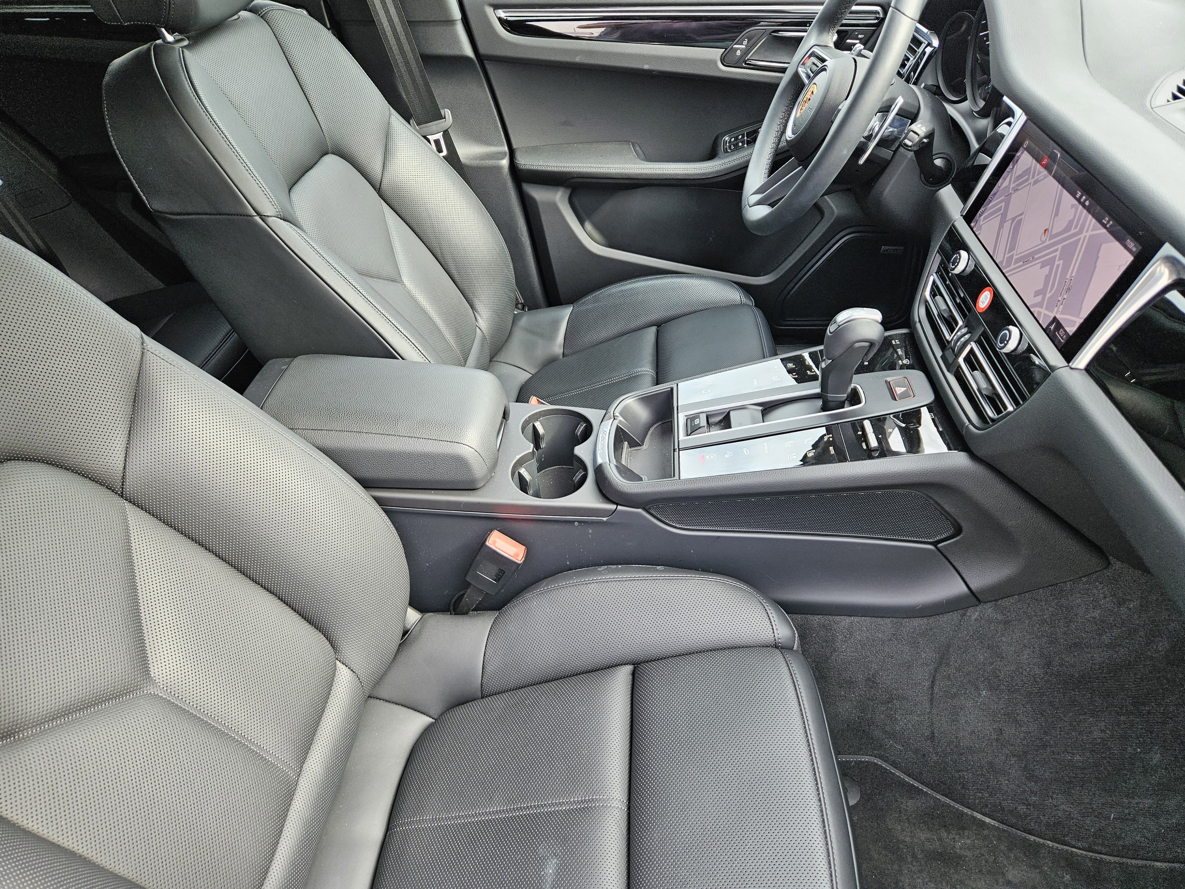 Certified 2025 Porsche Macan image 15