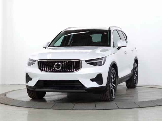 Certified 2025 Volvo XC40 B5 Core image 3