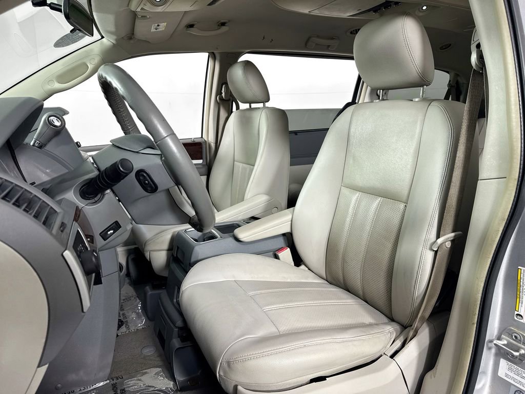 Used 2009 Chrysler Town & Country Touring image 22