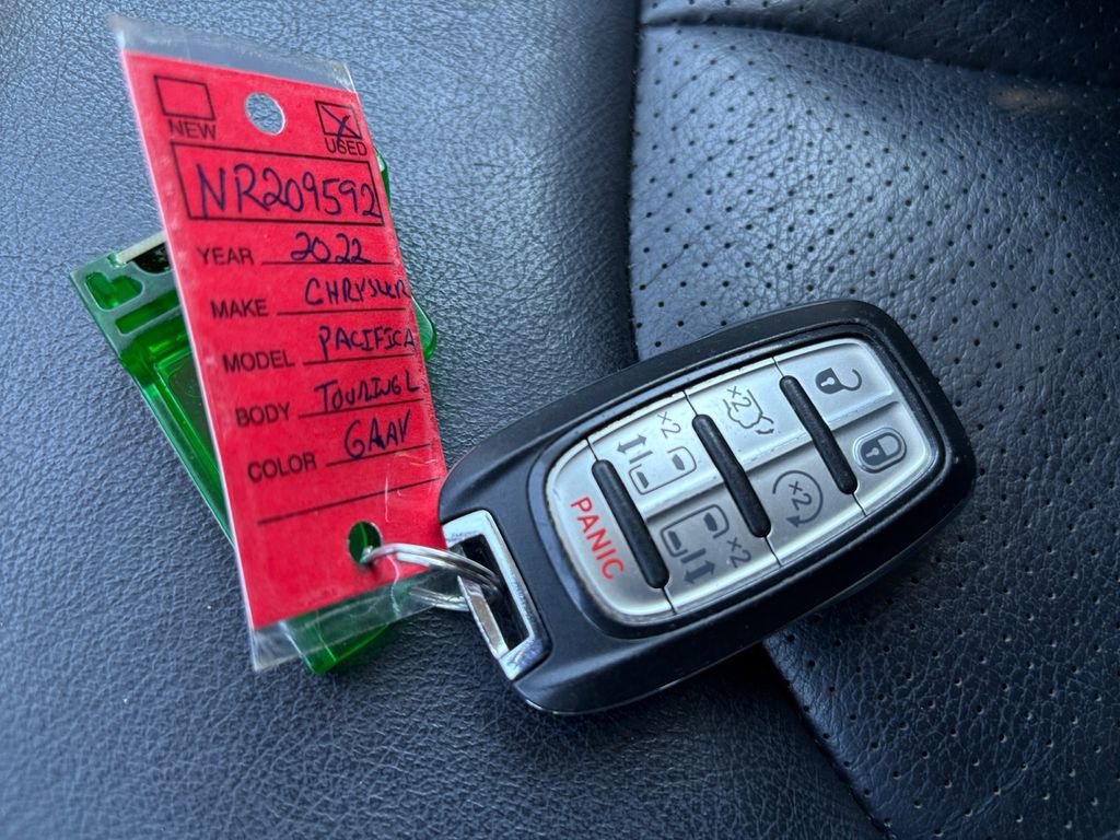 Used 2023 Chrysler Pacifica Touring-L FWD image 35