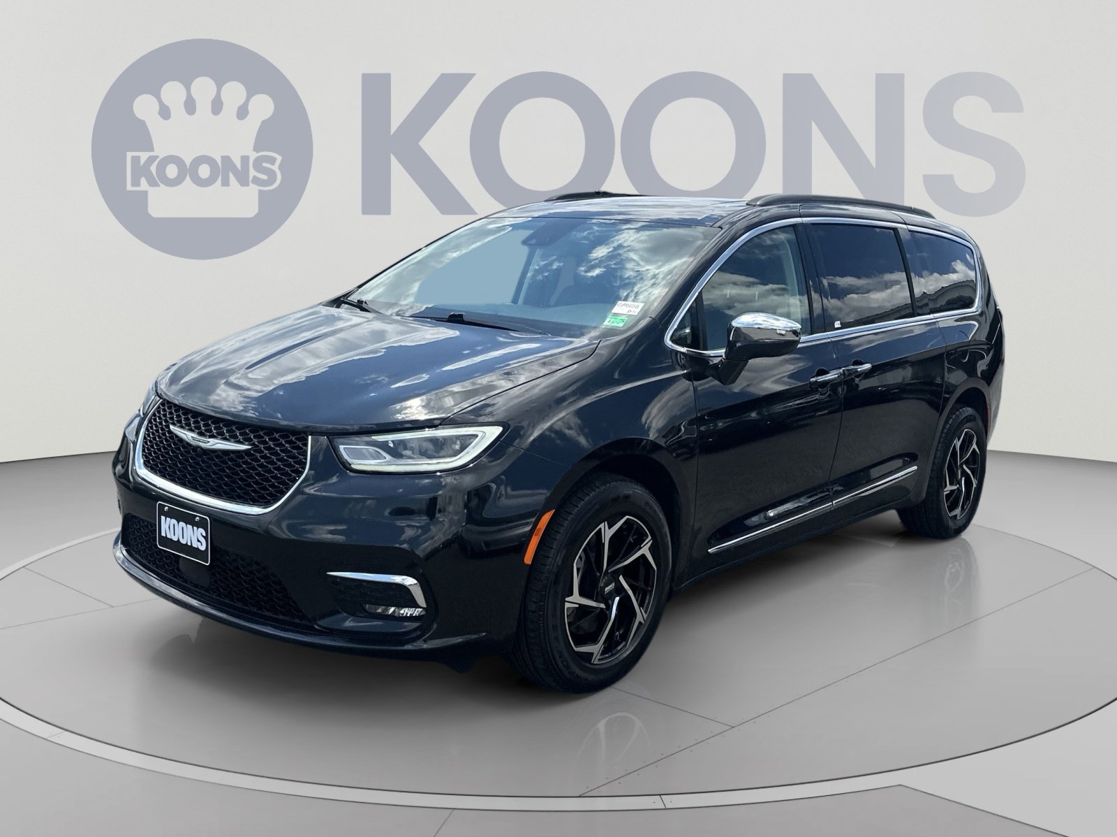 Used 2023 Chrysler Pacifica Limited w/ Uconnect Theater Family Group AWD/4WD image 1