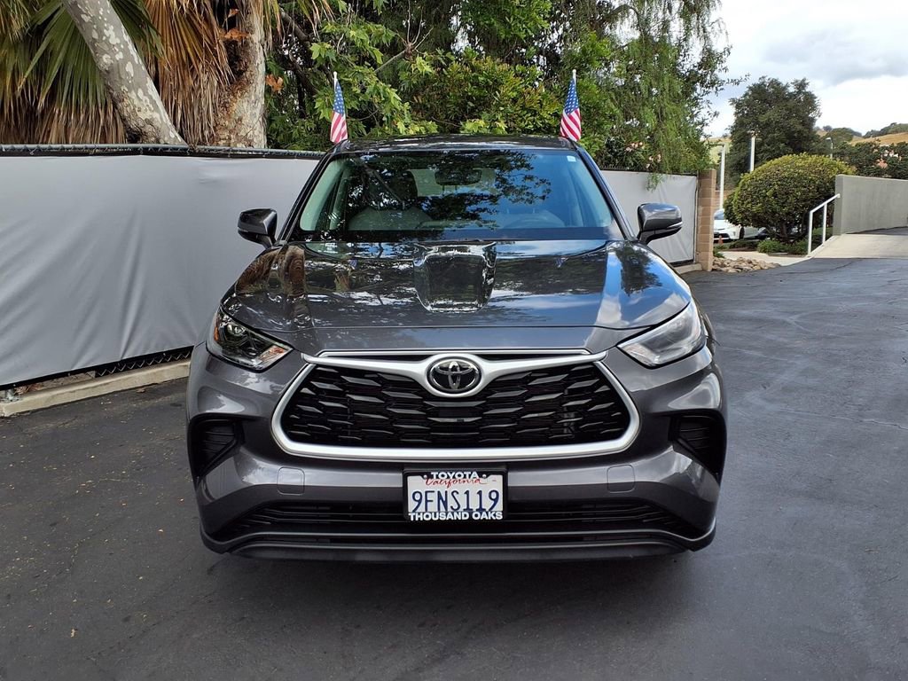 Used 2023 Toyota Highlander L image 2