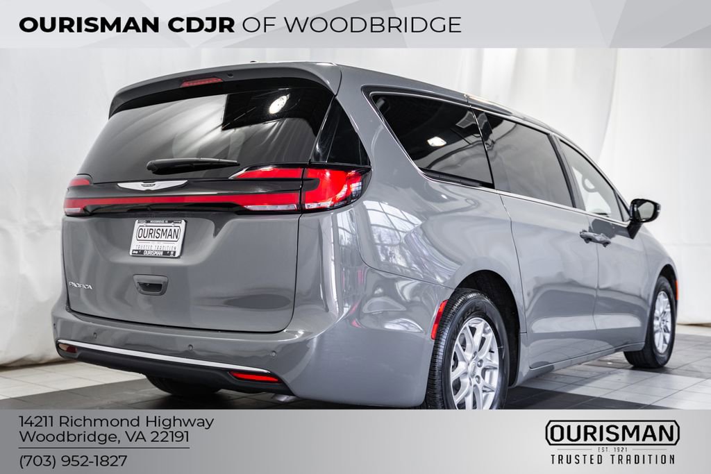 Used 2025 Chrysler Pacifica Select image 5