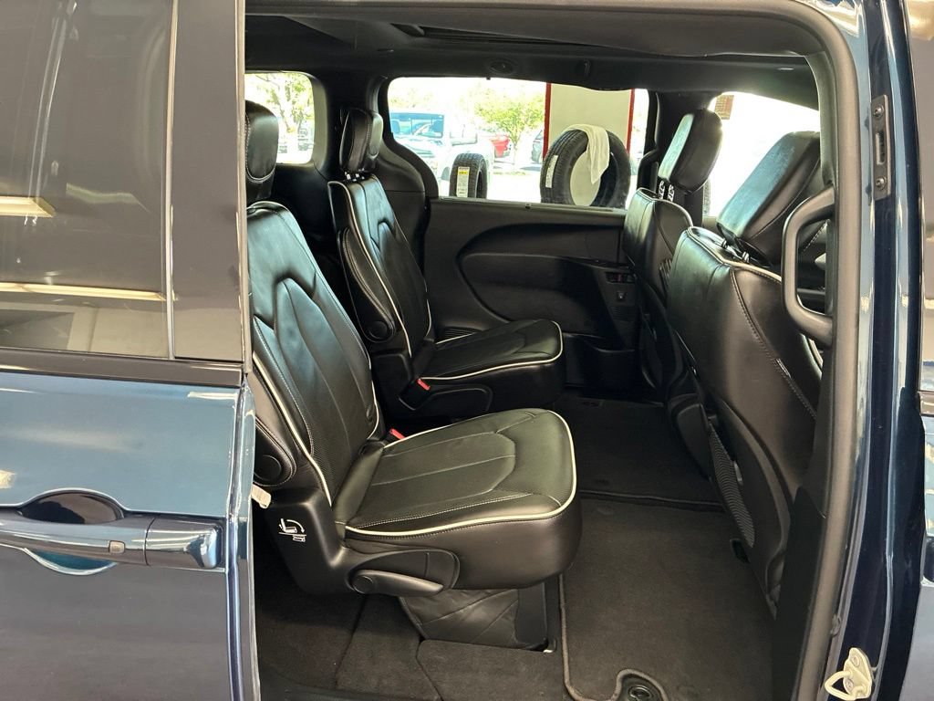 Certified 2025 Chrysler Pacifica Limited FWD image 45