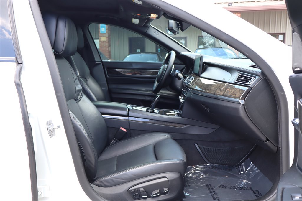 Used 2015 BMW 750i RWD image 16