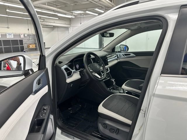 Used 2025 Volkswagen Taos SE w/ Panoramic Sunroof Package AWD/4WD image 3