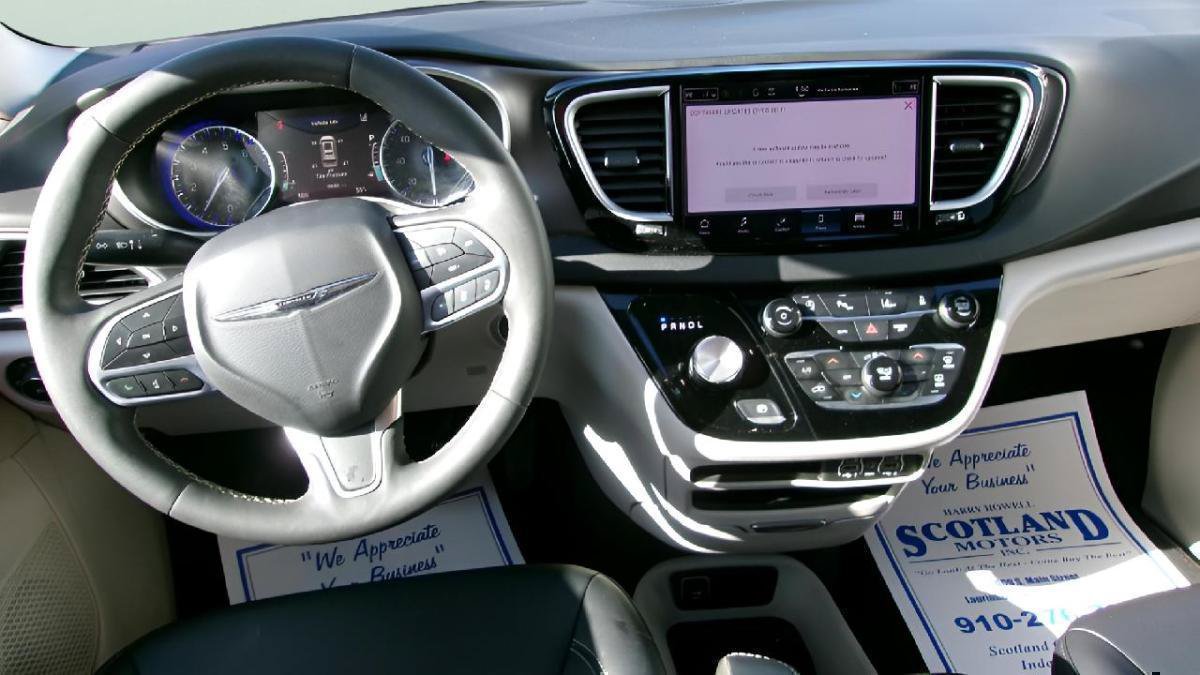 Used 2024 Chrysler Pacifica Touring-L FWD image 12