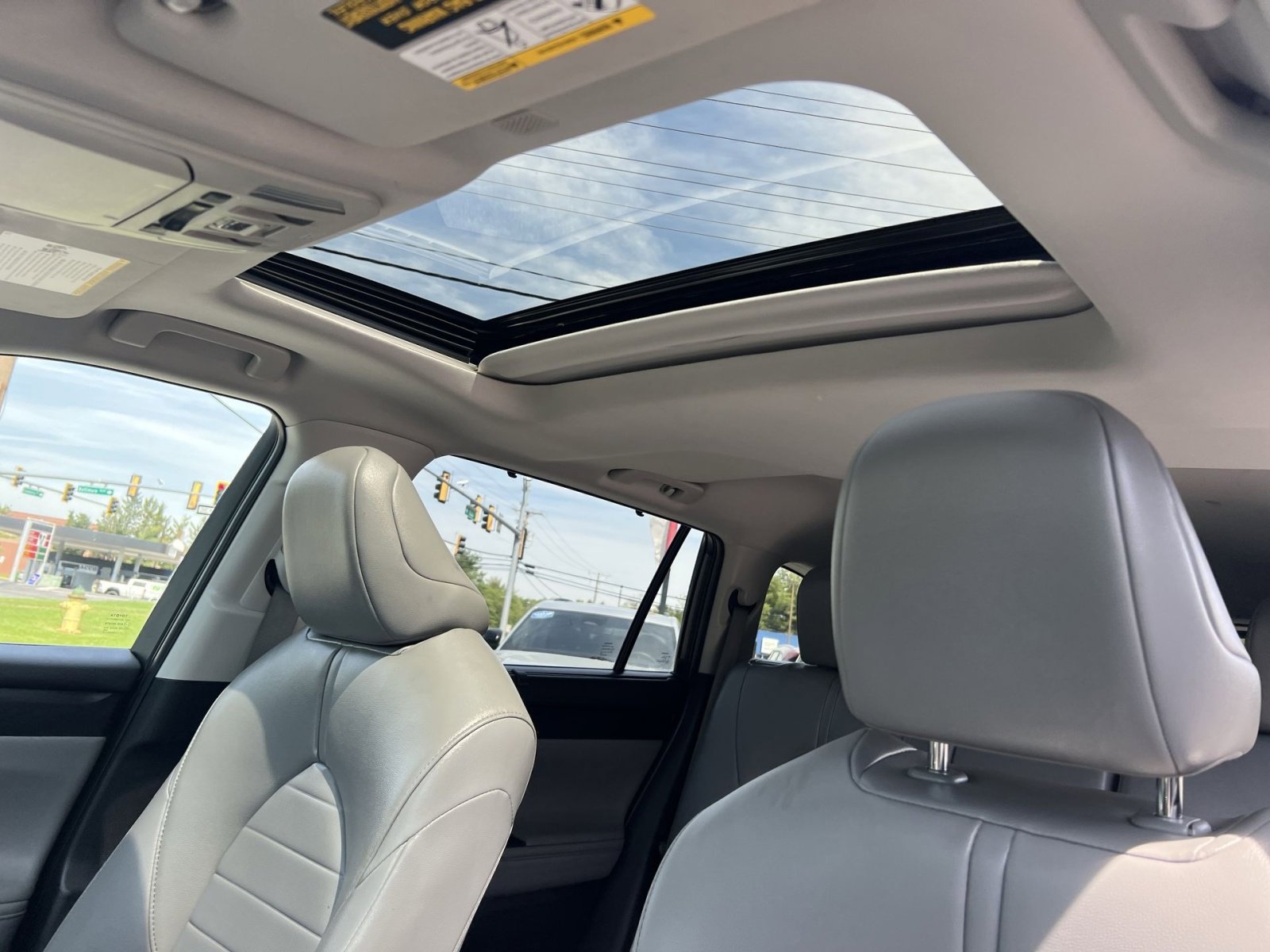 Used 2022 Toyota Highlander XLE AWD/4WD image 31