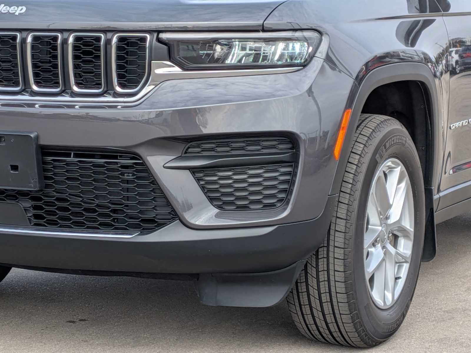 Used 2025 Jeep Grand Cherokee Laredo X w/ Luxury Tech Group I AWD/4WD image 11
