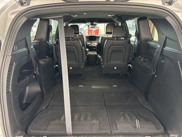 Used 2023 Chrysler Pacifica Touring-L w/ S Appearance Package image 11