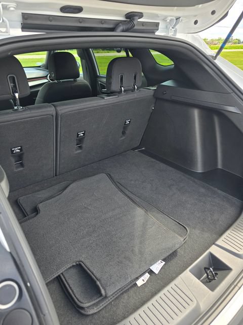 Used 2024 Chevrolet Trax RS w/ Sunroof Package FWD image 32