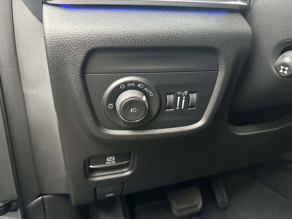 New 2025 Jeep Grand Cherokee Summit w/ Luxury Tech Group V image 25