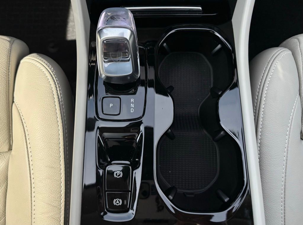 Certified 2023 Volvo XC40 B5 Plus w/ Driver Assist Package image 27