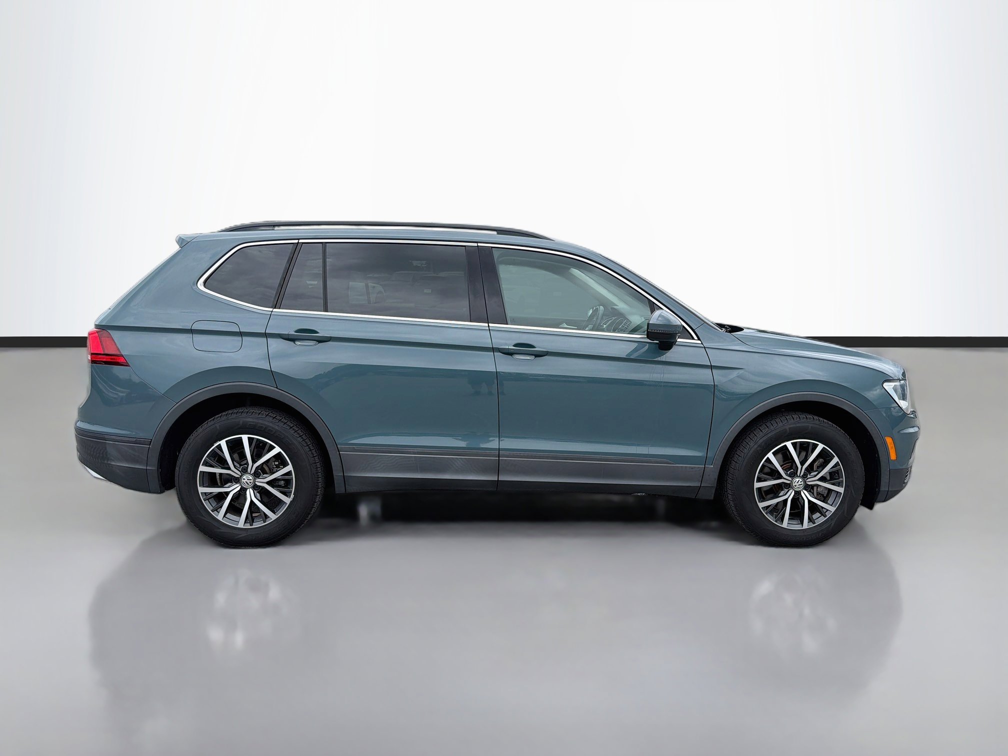 Used 2019 Volkswagen Tiguan SE w/ Panoramic Sunroof Package AWD/4WD image 6