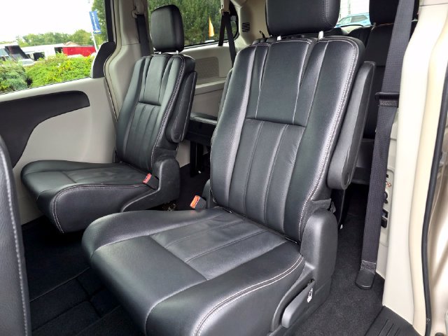 Used 2014 Chrysler Town & Country Touring FWD image 19