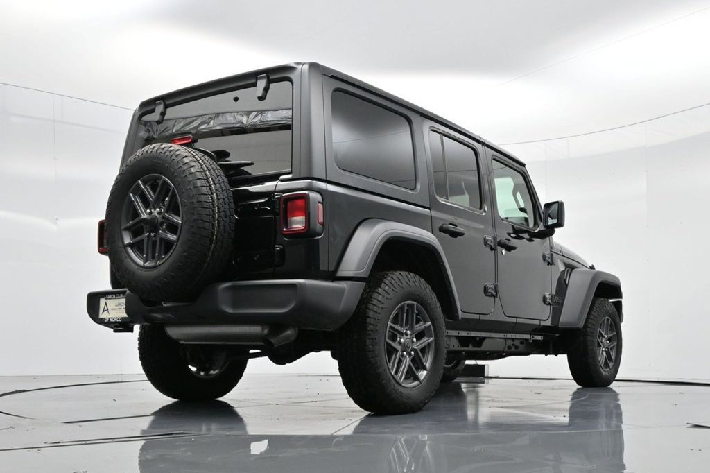 Used 2024 Jeep Wrangler Unlimited Sport AWD/4WD image 7