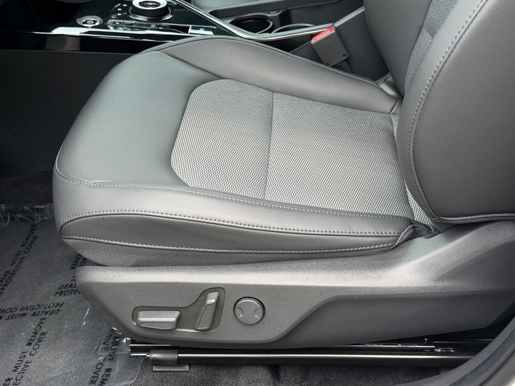 Certified 2025 Kia Niro Wind FWD image 18