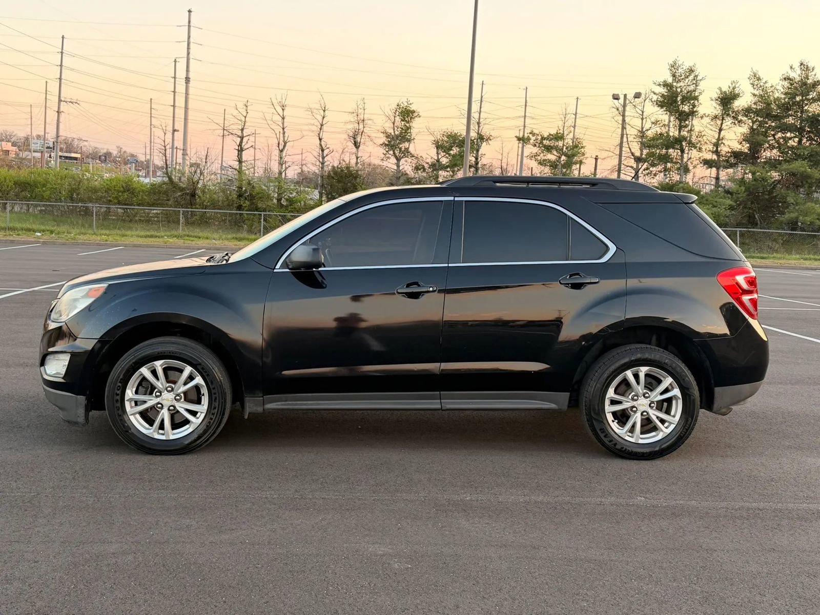 Used 2017 Chevrolet Equinox LT w/ Convenience Package FWD image 2