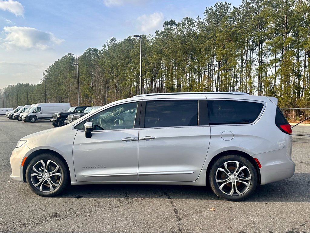 New 2026 Chrysler Pacifica Pinnacle w/ Trailer Tow Group FWD image 7