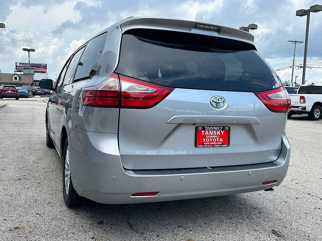Used 2017 Toyota Sienna XLE Premium FWD image 4