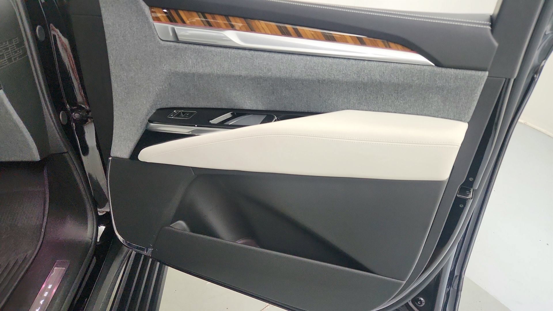 Certified 2025 Cadillac Escalade Sport Platinum w/ LPO, Floor Liner Package AWD/4WD image 28