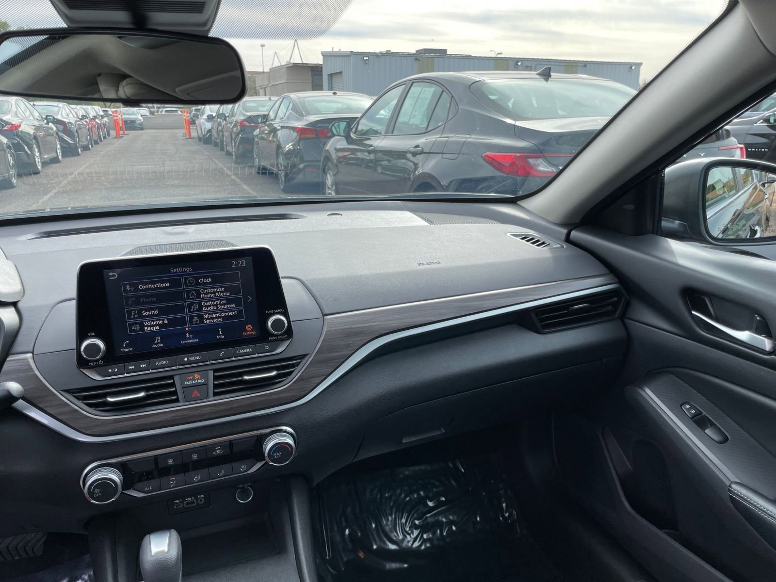 Used 2025 Nissan Altima 2.5 SV image 35