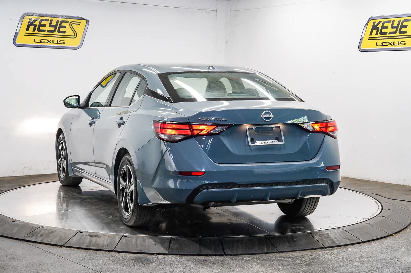 Used 2025 Nissan Sentra SV FWD image 2