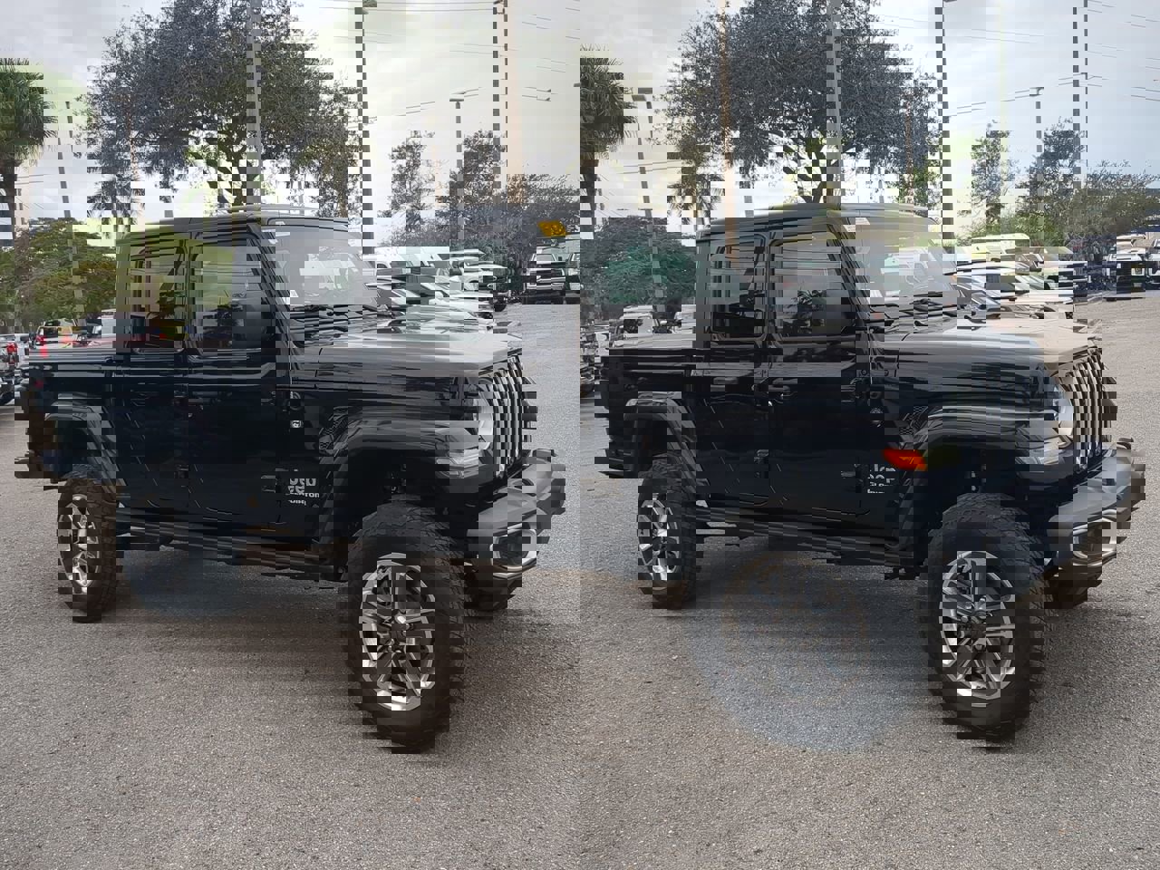 Used 2020 Jeep Gladiator Overland image 2