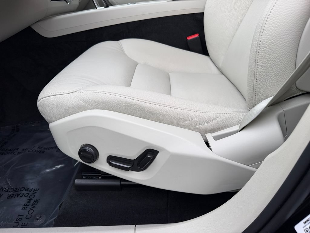 Certified 2024 Volvo XC60 B5 Plus w/ Climate Package AWD/4WD image 17