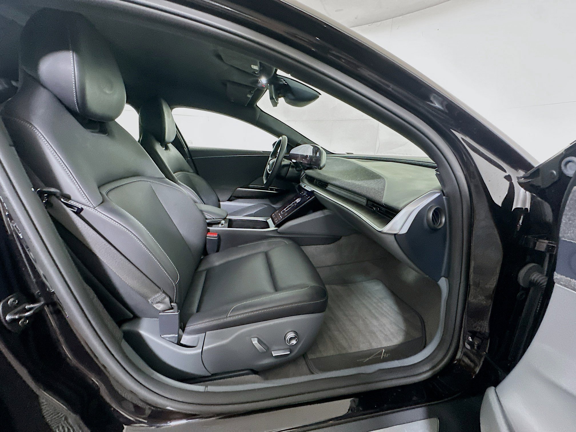 Used 2024 Lucid Air Pure RWD image 31