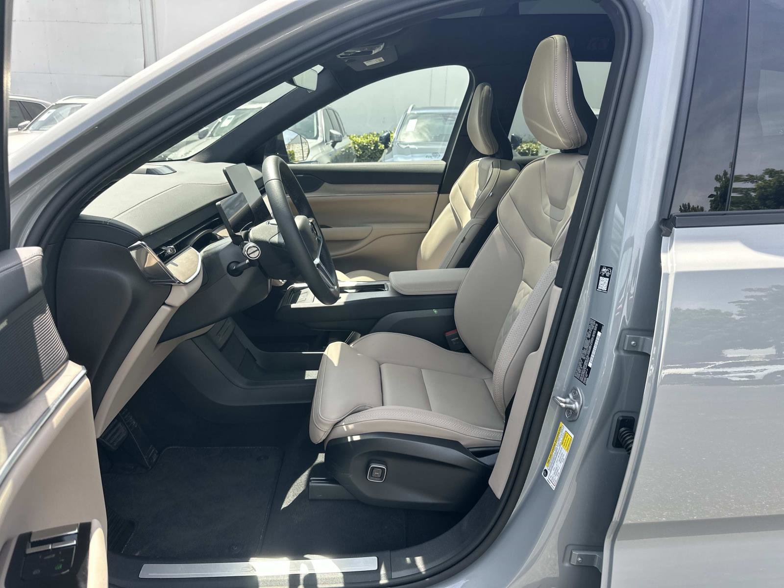 Certified 2025 Volvo EX90 Ultra AWD/4WD image 17