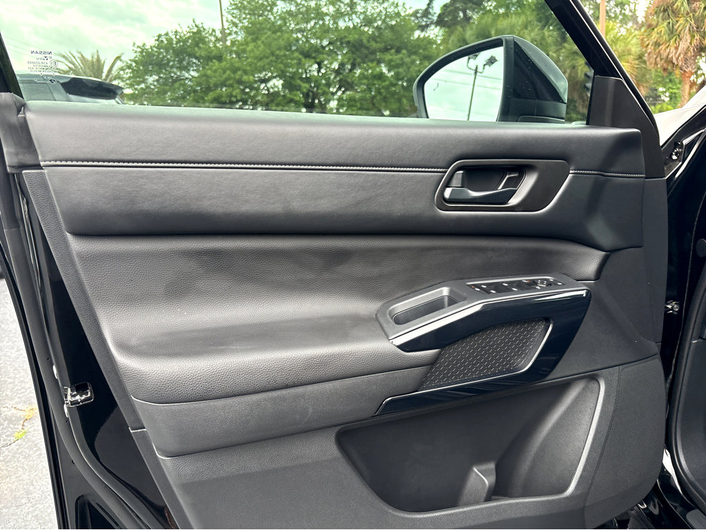 Used 2025 Nissan Pathfinder S FWD image 18