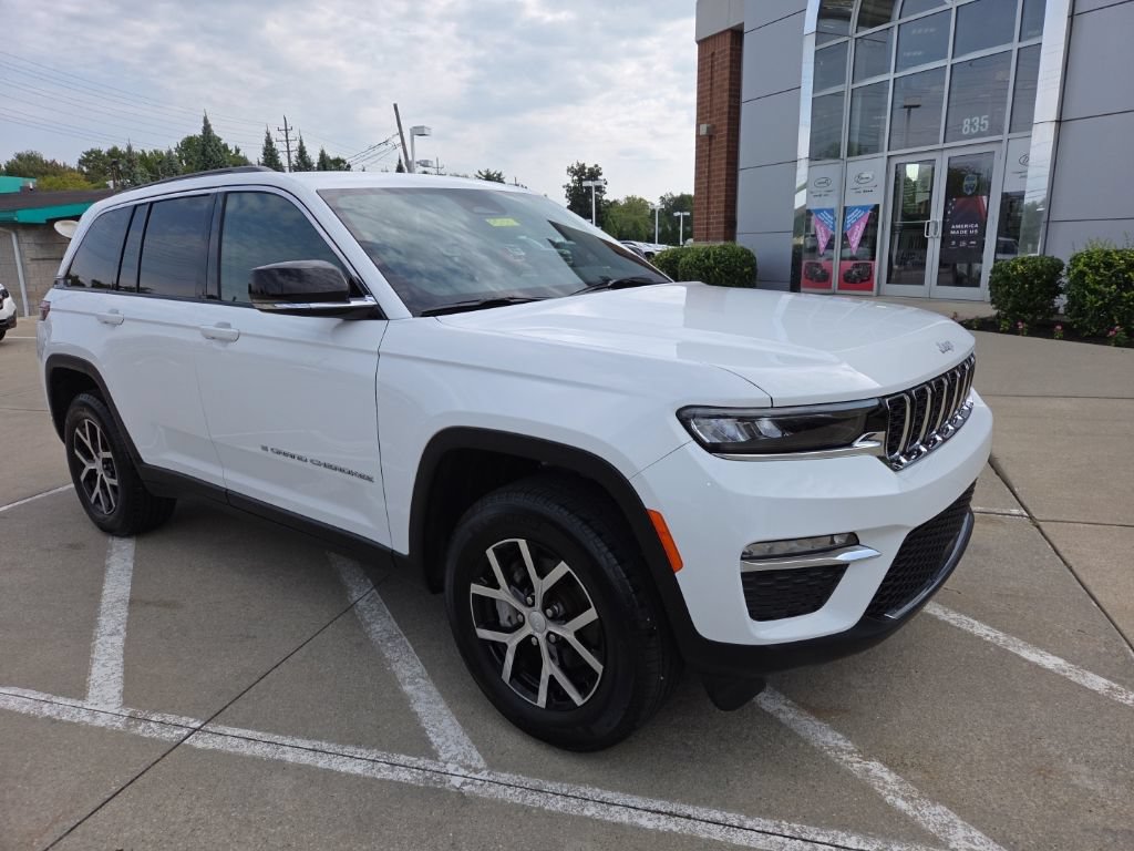 Certified 2025 Jeep Grand Cherokee Limited w/ Trailer Tow Package AWD/4WD image 3