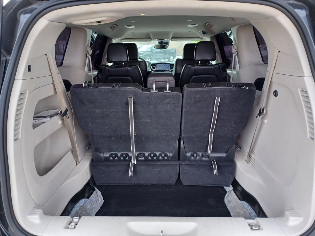 Used 2023 Chrysler Pacifica Touring-L FWD image 8