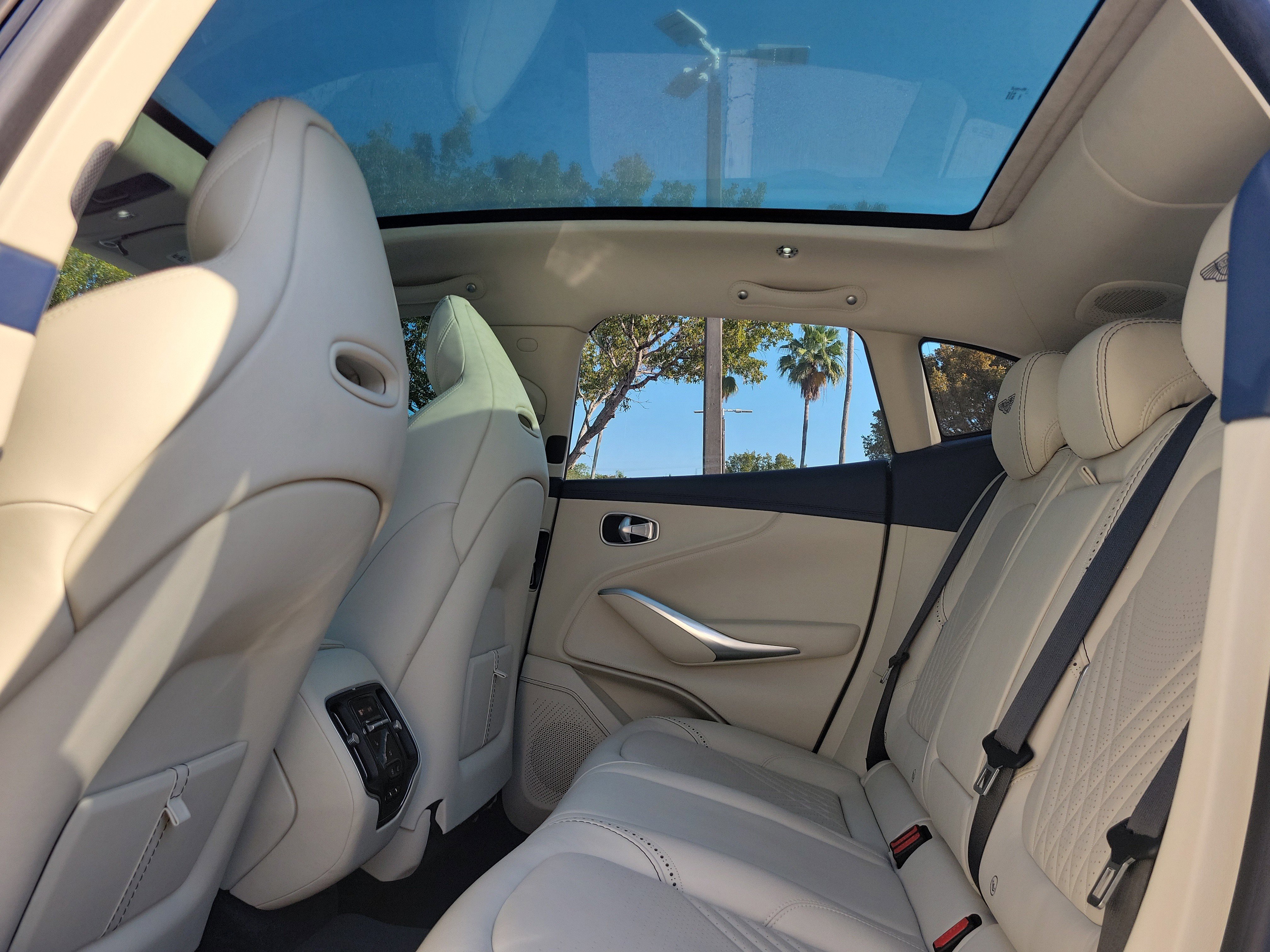 Used 2021 Aston Martin DBX image 11