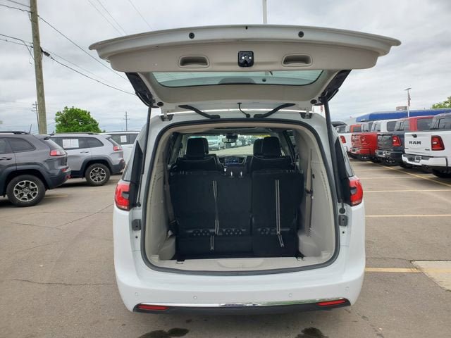 Used 2022 Chrysler Pacifica Limited FWD image 31
