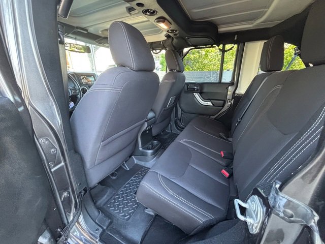 Used 2017 Jeep Wrangler Unlimited Rubicon w/ Connectivity Group image 29