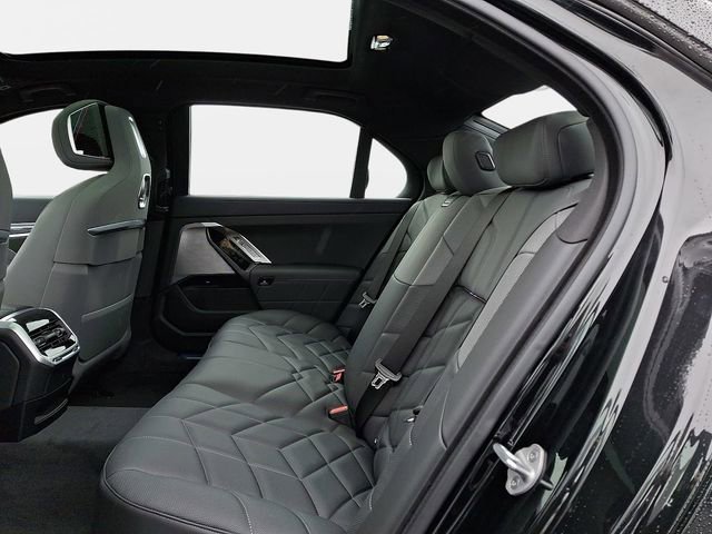 New 2026 BMW 750e xDrive image 9